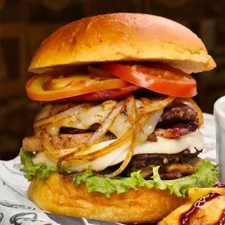 Hambúrguer duplo da Elza com queijo derretido, cebola na chapa, bacon e tomate