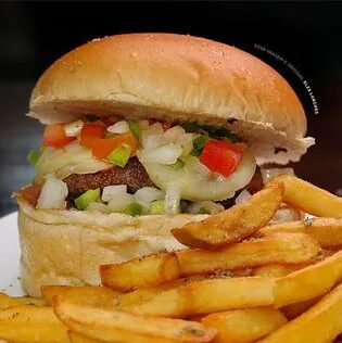 Lanche com vinagrete acompanhado de fritas